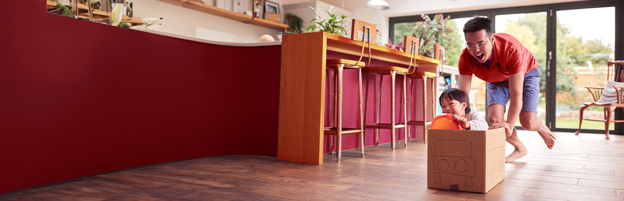 一位小女孩和母親;圖片使用於滙豐綠建築優惠房貸頁面。