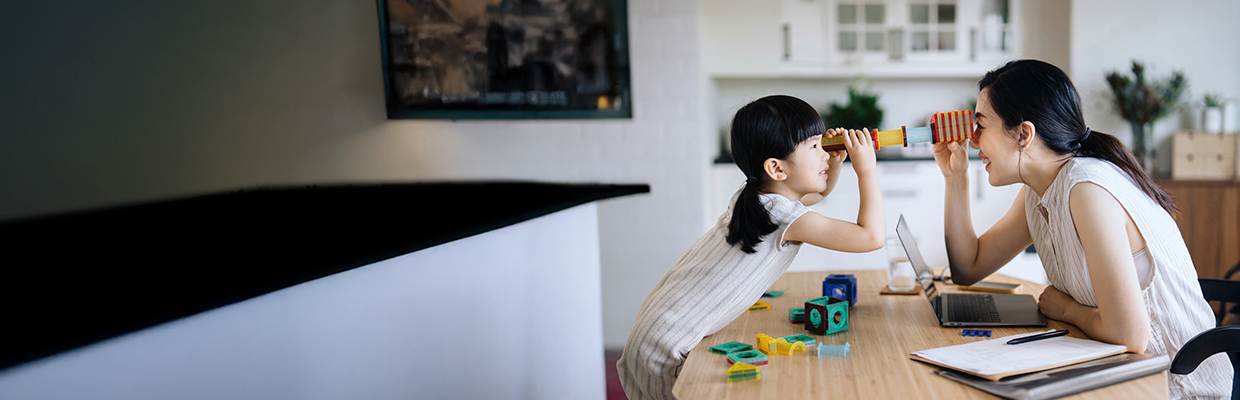 一位小女孩和母親；圖片使用於滙豐台灣貸您好運的頁面。