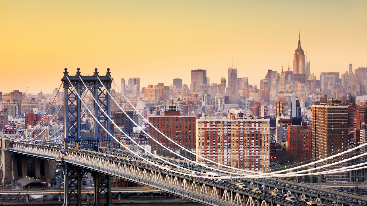 A view of the city with a bridge; image used for HSBC Taiwan i-Invest for online trading page.